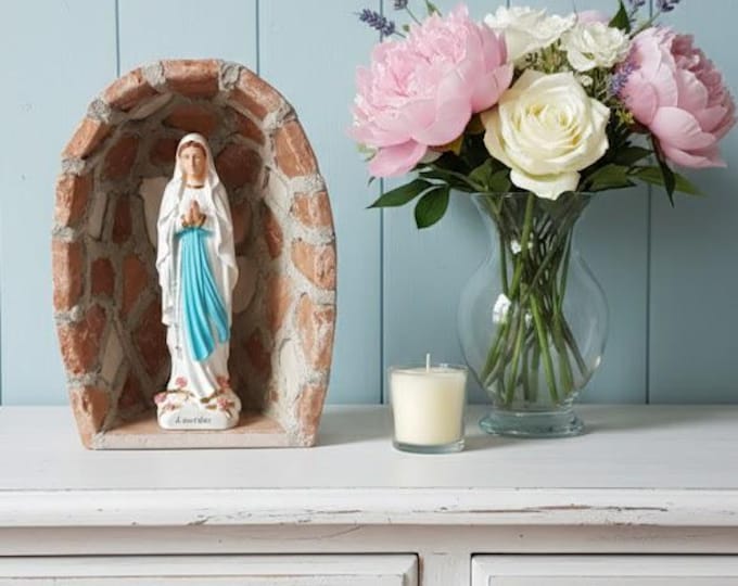 Handcrafted statue cave in red Verona marble with Botticino marble inserts, 20.5 x 14 cm, with Madonna of Lourdes, made in Italy