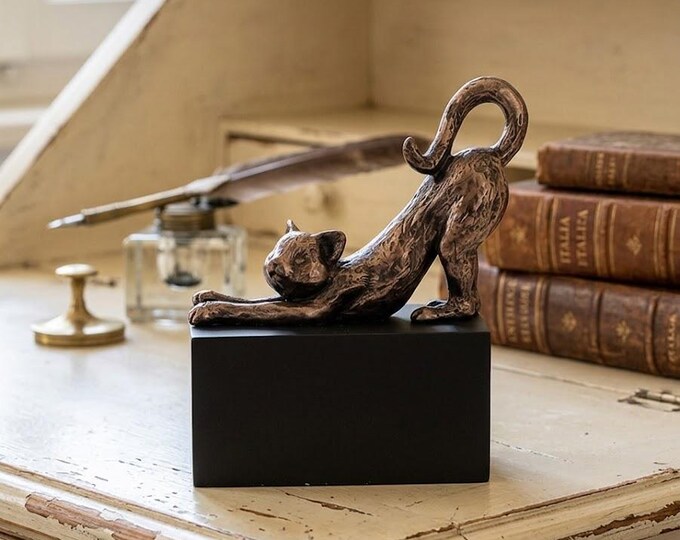Classic sculpture Cat on cube, 11 cm (4.33 inches) in bronzed resin marble, handcrafted in Italy