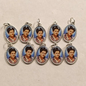 Packung mit 10 Medaillen des Seligen Carlo Acutis 2 x 1,5 cm (0,78 x 0,59 Zoll) aus italienischer Handwerkskunst