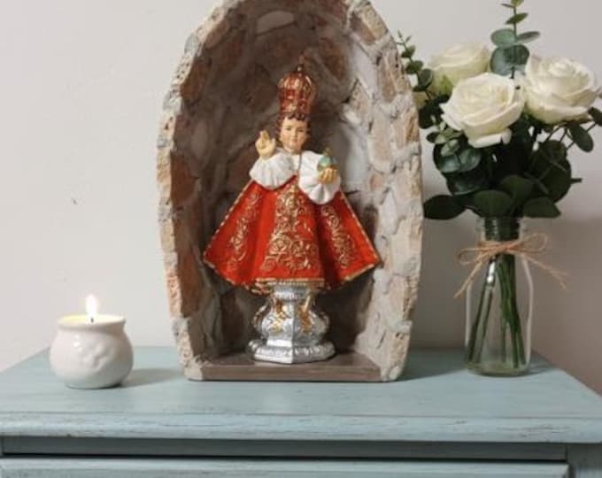 Handcrafted ivory marble statue cave with white marble inserts, 23.5 x 15 cm, with statue of the Infant of Prague, Italian production