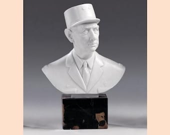 Charles de Gaulle bust sculpture cm 26 (10.23 inches) in alabaster powder with marble base, handcrafted, made in Italy