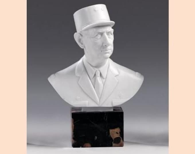 Charles de Gaulle bust sculpture cm 26 (10.23 inches) in alabaster powder with marble base, handcrafted, made in Italy