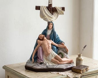 Statue of the Pietà 40 cm (15.74 inches) in marble resin hand decorated, Italian artisan production