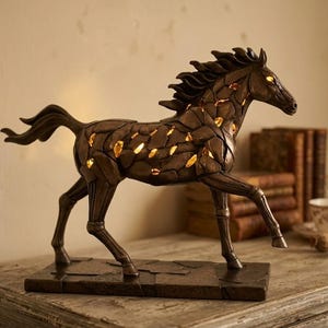 Klassisk skulptur av en galopperande upplyst häst med en ljusknapp, 22 cm (8,66 tum) i bronserad hartsmarmor, handgjord i Italien