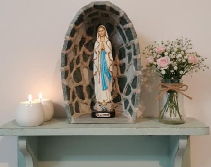 Handcrafted statue grotto in Guatemala green marble with white Carrara marble inserts, 26.5 x 17 cm, with Our Lady of Lourdes, 20 cm, made in Italy