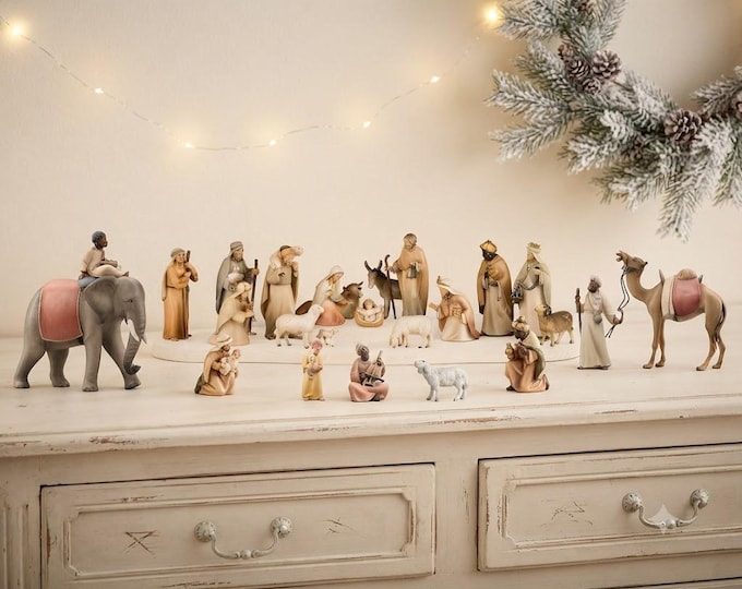 Complete 24-piece nativity scene (without stable) carved in Valgardena wood, hand-decorated, various sizes, Italian artisan production