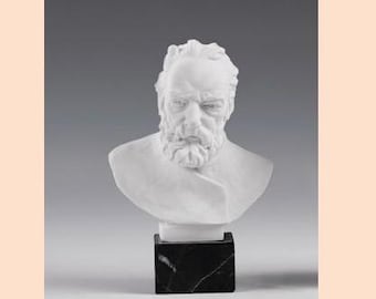 Victor Hugo bust sculpture cm 14 (5.51 inches) in alabaster powder, marble base, handcrafted, made in Italy