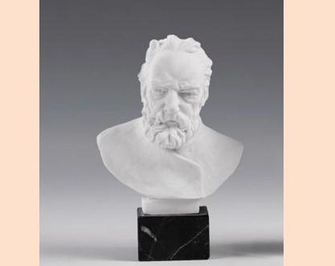 Victor Hugo bust sculpture cm 14 (5.51 inches) in alabaster powder, marble base, handcrafted, made in Italy