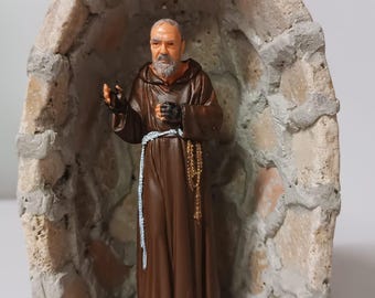 Handcrafted ivory marble statue cave 16.5 x 11.5 cm with statue of Saint Padre Pio of Pietrelcina of Italian production