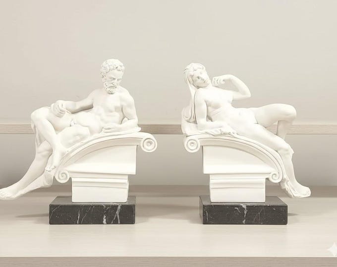 Pair of classical sculptures "Michelangelo's Day and Night", 23 cm and 20 cm (9.05 and 7.87 inches) alabaster dust, made in Italy
