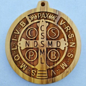 Medal of Saint Benedict of Norcia in olive wood diameter 10 cm (3.93 inches) of Italian artisan production various quantities