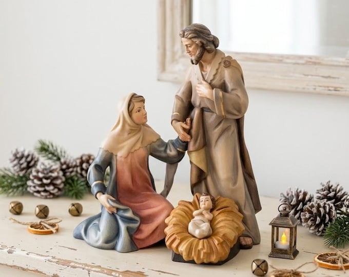 Nativity scene carved in Valgardena wood and hand-decorated, Holy Family, various sizes, Italian artisan production