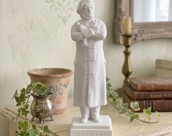 Classical sculpture by Richard Wagner, 21 cm (8.26 inches) in alabaster powder, handcrafted, made in Italy