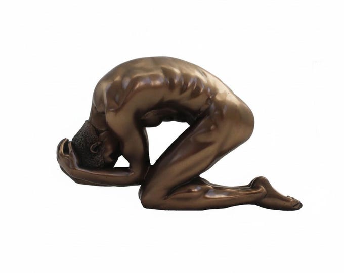 Classical sculpture of a Desperate Man Nude, 9 cm (3.54 inches) in bronzed resin marble, made in Italy