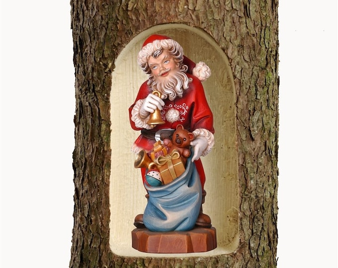Santa Claus sculpture in tree trunk, carved in Valgardena wood and hand-decorated, of Italian artisan production