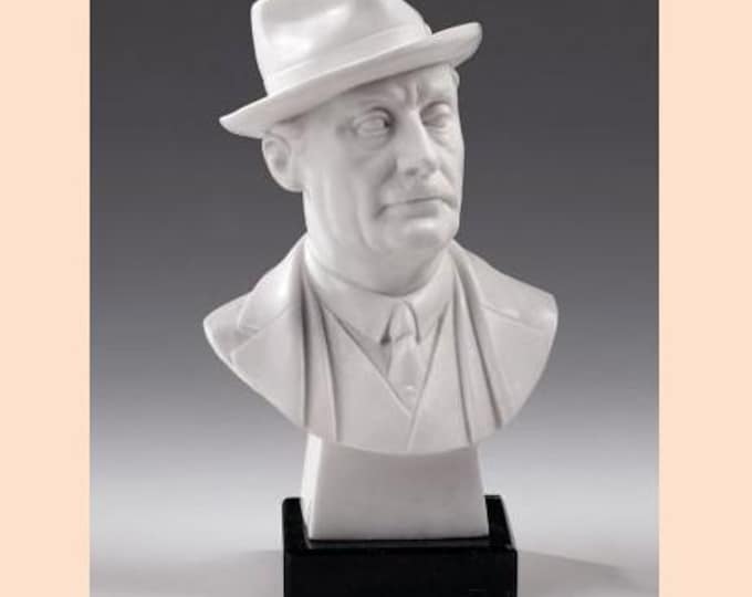 Sculpture Giacomo Puccini cm 12 (4.72 inches) in alabaster powder, marble base, handcrafted, made in Italy