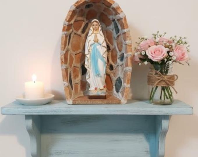 Handcrafted statue grotto in red Verona marble with Guatemala green marble inserts, 26.5 x 17 cm, with Our Lady of Lourdes, 20 cm, made in Italy