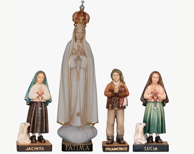 Group sculptures of Our Lady of Fatima and three shepherd children carved in wood from Valgardena decorated by hand Italian artisan production