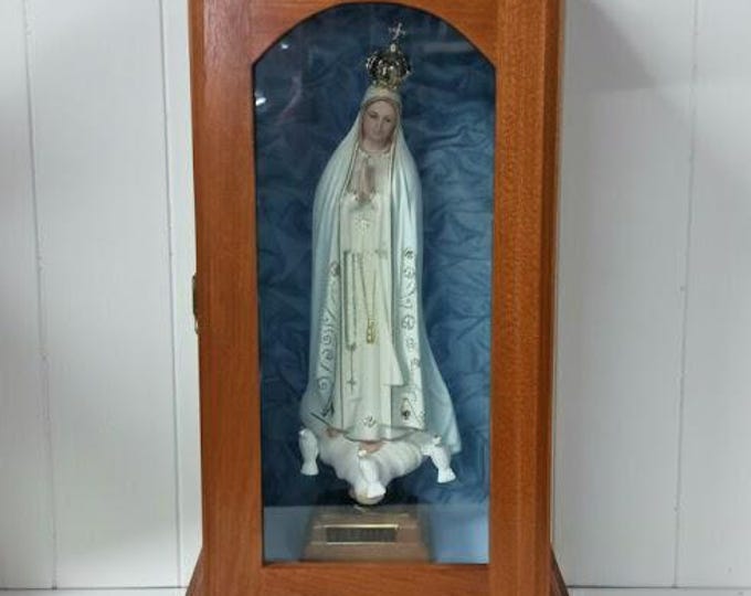Wooden case, handcrafted, fabric interior 53 cm (20.86 inches) and statue of Our Lady of Fatima 29 cm (11.41 inches) handcrafted