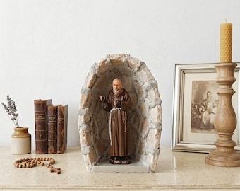 Handcrafted ivory marble statue cave measuring 16.5 x 11.5 cm with a statue of Saint Padre Pio of Pietrelcina, made in Italy.