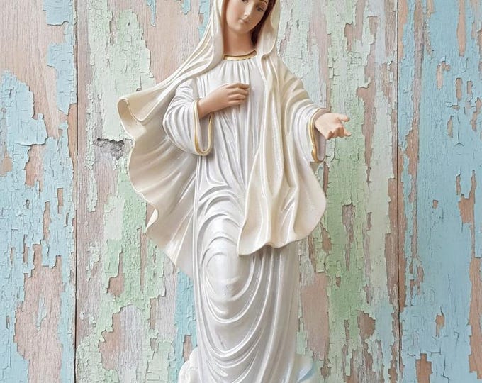 Statue of Our Lady of Medjugorje 40 cm (15.74 inches) in resin with pearl decoration, handcrafted in Italy