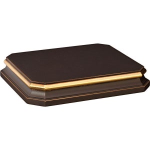 Peut inclure: Un présentoir en bois brun foncé avec une bordure dorée autour du bord supérieur. Le présentoir a une forme rectangulaire avec des coins légèrement arrondis.