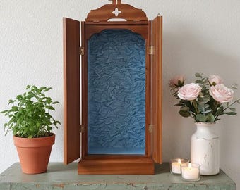 Handcrafted wooden display case, 73 cm (28.74 inches) with fabric interior, ideal for 40/48 cm statues, foldable doors