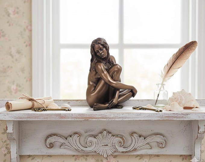 Classical sculpture of a refined female nude, 12 cm (4.72 inches) in bronzed resin marble, made in Italy