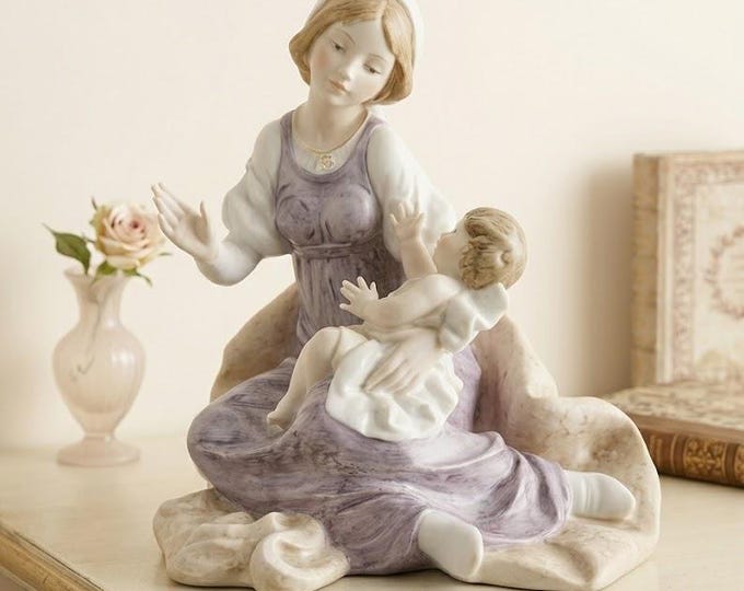 Statue of the Madonna del Manto, 30 cm (11.81 inch) in alabaster powder, hand-decorated, artisanal production, made in Italy
