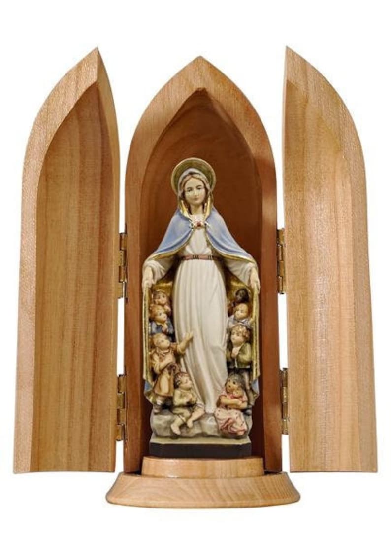 Puede incluir: Un santuario de madera con una puerta con bisagras, que presenta una estatua de la Virgen Mar&iacute;a con ni&ntilde;os a su alrededor. La estatua est&aacute; pintada de blanco y azul, con una corona y un halo dorados. El santuario es un art&iacute;culo religioso cat&oacute;lico tradicional.
