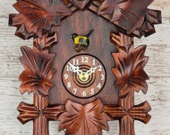 Cuckoo clock in maple wood with carving and deer, 23 cm (9.06 inch), handcrafted in Italy.