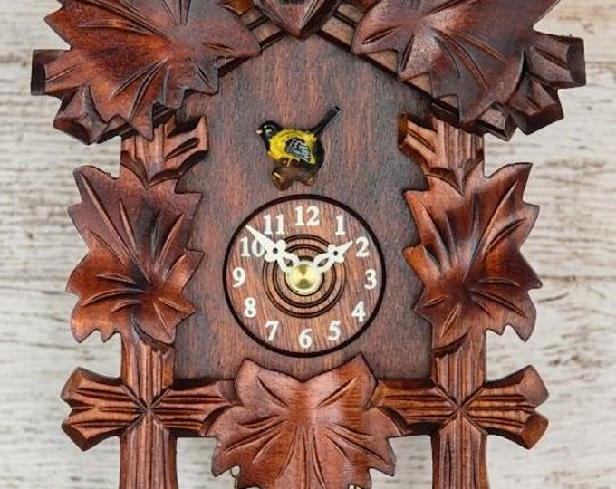 Cuckoo clock in maple wood with carving and deer, 23 cm (9.06 inch), handcrafted in Italy.