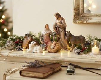 Nativity scene carved in Valgardena wood and decorated by hand, Holy Family 7 pieces, various sizes, Italian artisan production