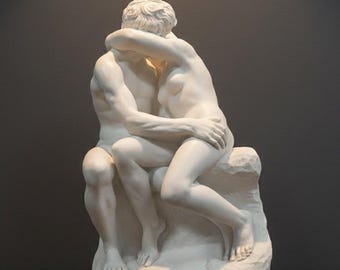 Classical sculpture "The Kiss by Rodin", 27 cm (10.62 inches) in alabaster powder, marble base, handcrafted, made in Italy