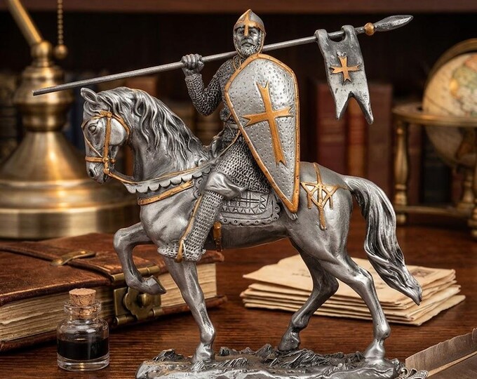 Classical Crusader Knight sculpture with shield 10 cm (3.93 inches) in solid pewter, hand-decorated, made in Italy