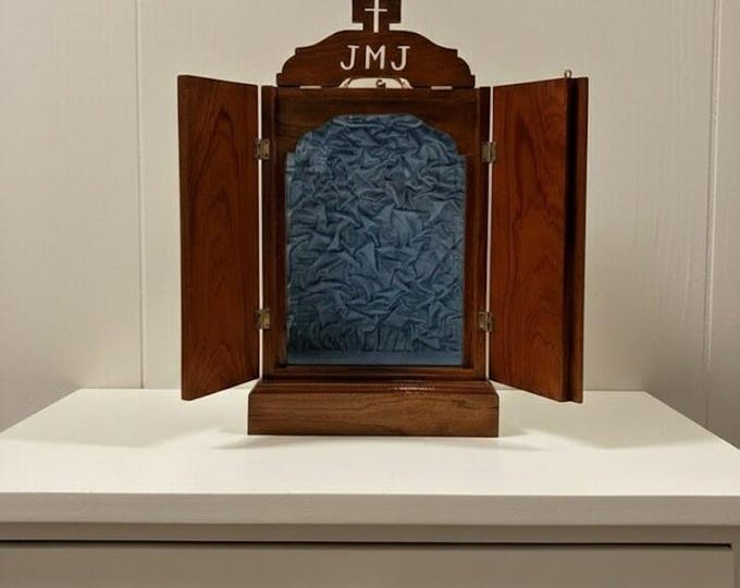 Handcrafted wooden display case with fabric interior, ideal for statues measuring 23/27 cm (9.05/10.62 inches), with lockable doors