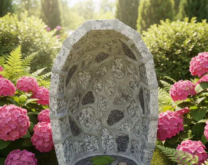 Handcrafted statue cave in grey granite with porphyry inserts, 37 x 27 cm, entirely handmade in Italy.