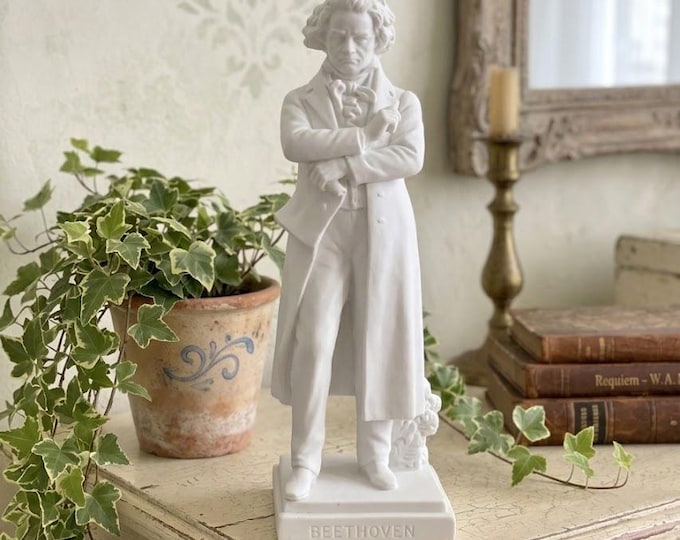 Classical sculpture Ludwig Van Beethoven, 23 cm (9.05 inches) in alabaster powder, marble base, handcrafted, made in Italy