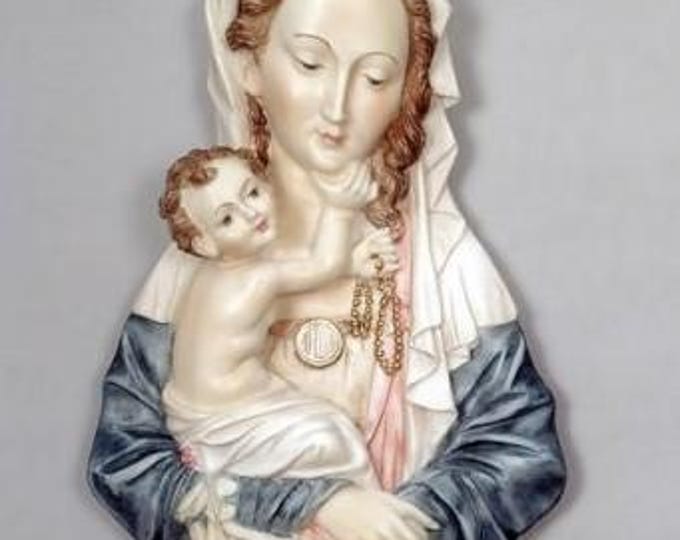 Madonna with child plaque cm 22 (8.66 inches) made of alabaster powder decorated by hand, Italian artisan production