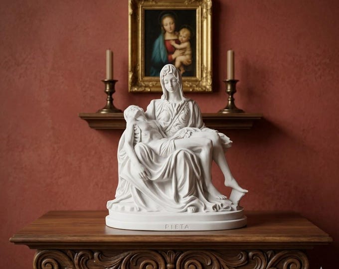 Statue of the Pietà cm 16.5 x 14 (6.49 x 5.51 inches) in white resin marble, handcrafted in Italy