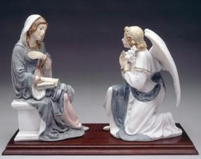 Annunciation statue cm 37 x 27 (14.56 x 10.62 inches) in alabaster powder, wooden base, hand decorated, made in Italy