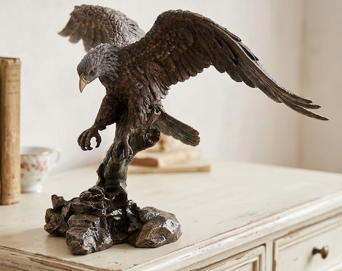 Classic sculpture of an attacking eagle, height 20 cm (7.87 in) length 40 cm (15.75 in) in bronzed resin marble, handcrafted in Italy