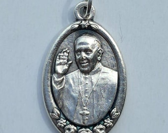 Pack of medals of Pope Francis, Jorge Mario Bergoglio, various quantities