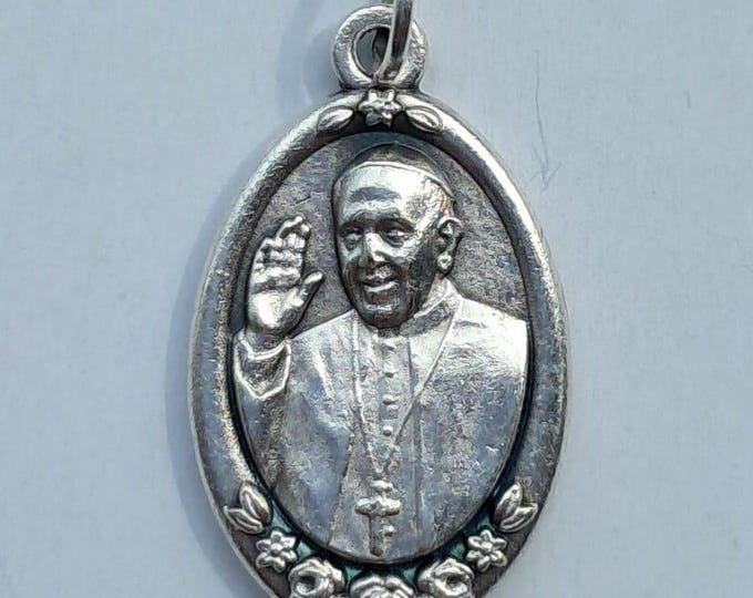 Pack of medals of Pope Francis, Jorge Mario Bergoglio, various quantities