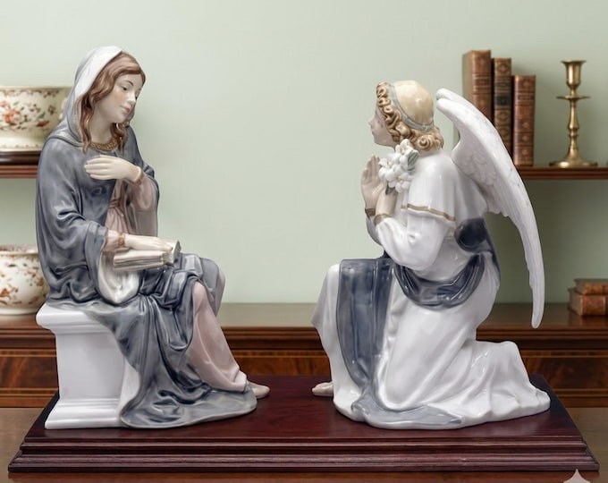 Statue of the Annunciation cm 37 x 27 (14.56 x 10.62 inches) in alabaster powder, wooden base, hand decorated, made in Italy