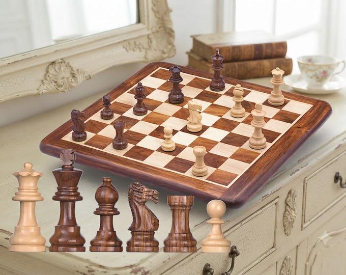 Chessboard composition with rosewood and maple chessmen, carved in Valgardena wood, hand-decorated, artisanal