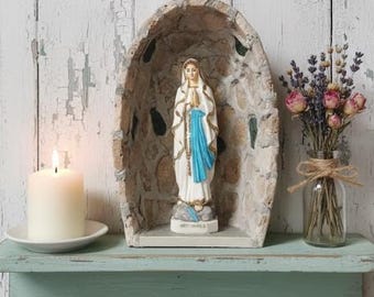 Handcrafted ivory marble statue grotto with Guatemala green marble inserts, 23.5 x 15 cm, Italian production, with a statue of Our Lady of Lourdes