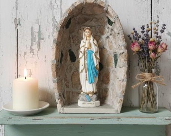 Handcrafted ivory marble statue grotto with Guatemala green marble inserts, 23.5 x 15 cm, Italian production, with a statue of Our Lady of Lourdes