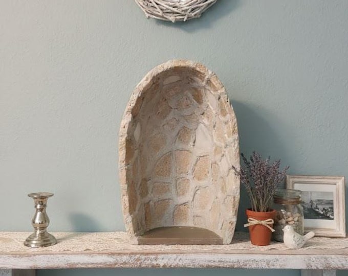 Handcrafted ivory marble statue cave with white Carrara marble inserts, 23.5 x 15 cm, made in Italy