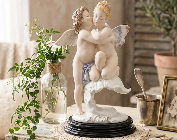 Angel statue "The first kiss" cm 33 (13 inches) made of alabaster powder with wooden base, hand decorated, made in Italy